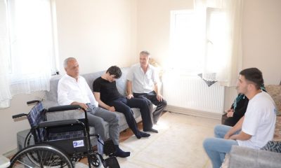 BELEDİYE BAŞKANIMIZ ÜÇOK, ENGELLİ MUHAMMED’E TEKERLEKLİ SANDALYE HEDİYE ETTİ