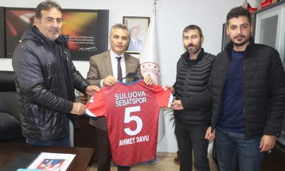 SULUOVA SEBATSPOR TEKNİK EKİBİ, MÜDÜR DAVU’YA FORMA HEDİYE ETTİ