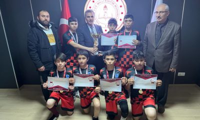 MÜDÜR DAVU, ŞAMPİYON VOLEYBOL TAKIMIMIZI ÖDÜLLENDİRDİ