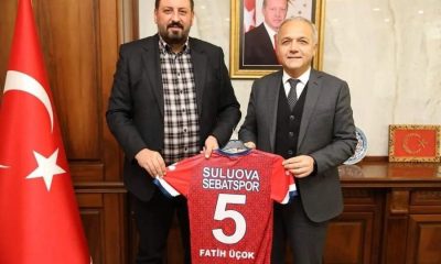 SEBATSPOR KULÜP BAŞKANI ZENNUN, BELEDİYE BAŞKANIMIZ ÜÇOK’A FORMA HEDİYE ETTİ.