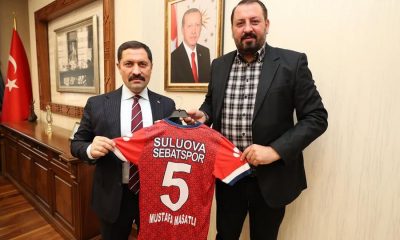 SEBATSPOR KULÜP BAŞKANI ZENNUN, VALİMİZ MASATLI’YA FORMA HEDİYE ETTİ.