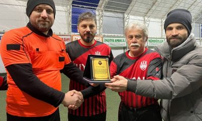 SERT KARDEŞLER VETERANLAR SÜPER LİGİ MUHARREM AY SEZONU’NUN EN KIDEMLI OYUNCUSU OSMAN ATASOY’A PLAKET TAKDİM EDİLDİ