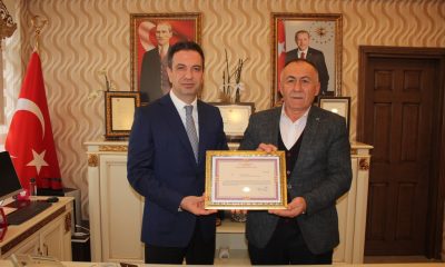 KAYMAKAMIMIZ, YARDIMLARI DEPREMZEDELERE ULAŞTIRAN TAŞIYICILAR KOOP. BAŞKANI GÜNAYDIN’A TEŞEKKÜR BELGESİ VERDİ