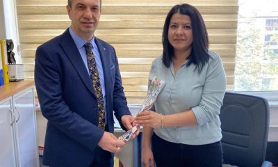 KAYMAKAMIMIZ GÜRÇAM, KADIN PERSONELLERE ÇİÇEK TAKDİM EDEREK GÜNLERİNİ KUTLADI.