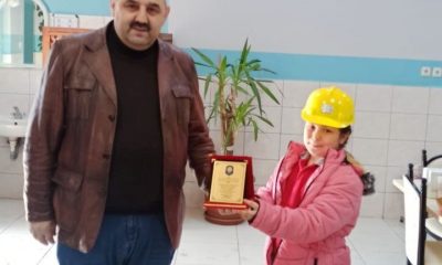 DEPREMZEDELERİN YARDIMINA KOŞAN MADENCİLERE MİNİKLERDEN TEŞEKKÜR PLAKETİ