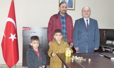 MİNİK KARDEŞLER HARÇLIKLARINI DEPREMZEDE ÇOCUKLARA BAĞIŞLADI