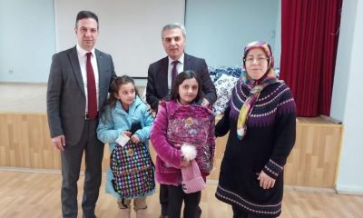 KAYMAKAMIMIZ, KAHVALTIDA BİR ARAYA GELDİĞİ DEPREMZEDE ÖĞRENCİLERE KIRTASİYE YARDIMINDA BULUNDU