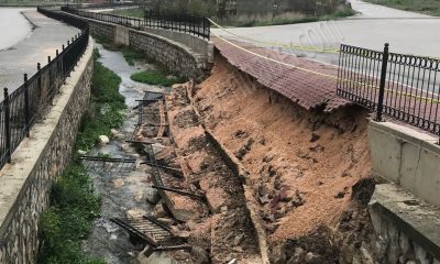 AŞIRI YAĞIŞ NEDENİYLE DERE KENARINDAKİ DUVARIN BİR KISMI ÇÖKTÜ
