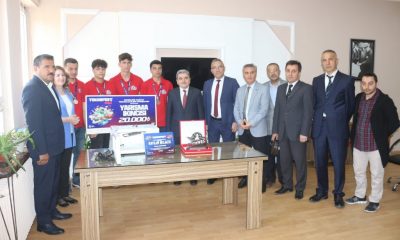 İL MÜDÜRÜ TÜRKMEN, TEKNOFEST’TE TÜRKİYE 2.OLAN SULUOVALI ÖĞRENCİLERİ ZİYARET ETTİ