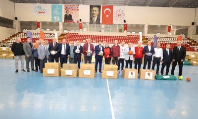 Valimiz Mustafa MASATLI, Amatör Spor Kulüplerine Gençlik ve Spor Bakanlığı ile İl Özel İdaresince Temin Edilen Spor Malzemelerini Teslim Etti