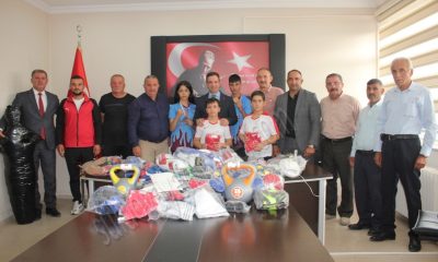 SULUOVA KAYMAKAMI ŞAFAK GÜRÇAM, BAŞARILI SPORCULARI ÖDÜLLENDİRİP MALZEME DESTEĞİNDE BULUNDU.