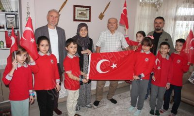 CUMHURİYETİN 100. YIL DÖNÜMÜ ANISINA ÖĞRENCİLER 100 ADET BAYRAK DAĞITTI.