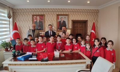 ÖĞRENCİLER 100. BAYRAĞI KAYMAKAM ŞAFAK GÜRÇAM’A HEDİYE ETTİ