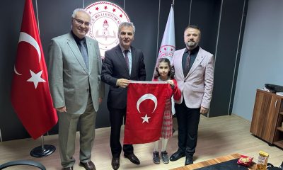 ÖĞRENCİLER CUMHURİYETİN 100. YILI ANISINA MÜDÜR DAVU’YA BAYRAK HEDİYE ETTİ.