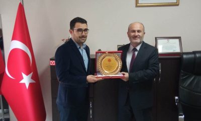 MÜFTÜ SIKTI KAYA, BAŞARILI DİN GÖREVLİSİ KERİM KÖSE’YE TEŞEKKÜR PLAKETİ VERDİ.