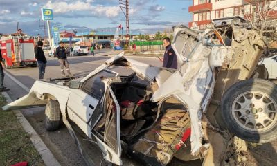 SULUOVA’DA MEYDANA GELEN KAZA SONUCU HURDAYA DÖNEN ARAÇTAKİ 2 KİŞİ YARALI.