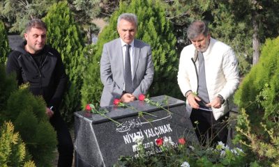 VEFAT EDEN ÖĞRETMENLER KABRİ BAŞINDA DUALARLA ANILDI