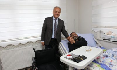 BAŞKAN ÜÇOK, ENGELLİ TURGAY YOLAÇAN’A TEKERLEKLİ SANDALYA HEDİYE ETTİ