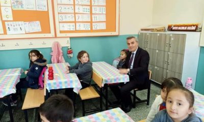 MÜDÜR DAVU, MİNİKLERİN OKUMA-YAZMA SEVİNÇLERİNE ORTAK OLDU