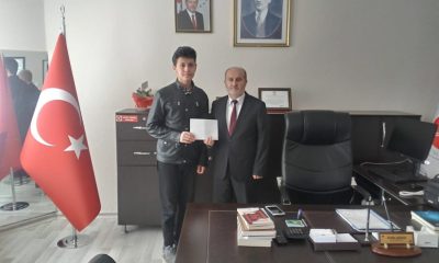 MÜFTÜ SITKI KAYA, İLÇE BİRİNCİSİ MUSTAFA EREN ÖVEÇ’İ ÖDÜLLENDİRDİ