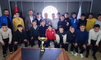 ŞEKER OKULUNUN ŞAMPİYONLARI KUPAYI MÜDÜR DAVU’YA TAKDİM ETTİ