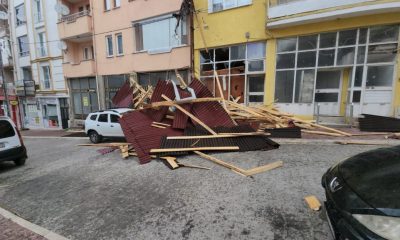 SULUOVA’DA FIRTINA ÇATILARI UÇURDU, ELEKTRİK TELLERİNİ KOPARTTI. DEVRİLEN AĞAÇLAR YOLLARI KAPATTI