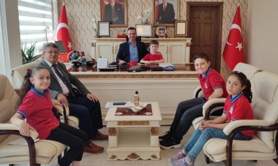 ÖĞRENCİLER KAYMAKAM GÜRÇAM İLE ROPORTAJ YAPTI.