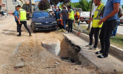KANAL ÇALIŞMA ALANINA GİREN ARAÇ ÇUKURA DÜŞTÜ.
