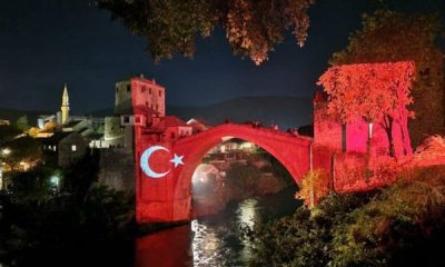 BOSNA HERSEK’TE TARİHİ MOSTAR KÖPRÜSÜ’NE AY YILDIZLI BAYRAĞIMIZ YANSITILDI