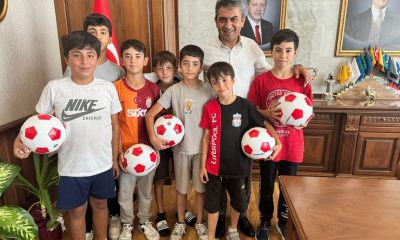 MAHALLELİ TARAFINDAN TOPLARI KESİLEN ÇOCUKLAR BELEDİYE BAŞKANINA ŞİKAYETE GİTTİ