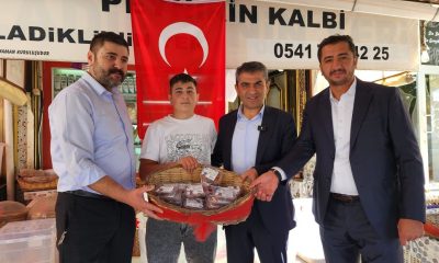 BAŞKAN RİFAT UZUN, ESNAFA 8 ASIRLIK GELENEKSEL AHİ LOKMASI İKRAM ETTİ.