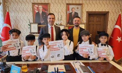 CUMHURİYET’İN İLANINI DUYURAN İLK GAZETEYİ HAZIRLAYAN ÖĞRENCİLER KAYMAKAM GÜRÇAM’A HEDİYE ETTİ