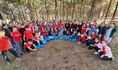 ÇEVRE TEMİZLİĞİ YAPAN MİNİKLER BÜYÜKLERE MESAJ VERDİ