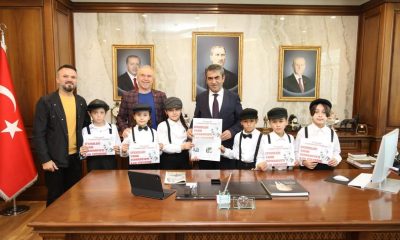 CUMHURİYET’İN İLANINI DUYURAN İLK GAZETEYİ HAZIRLAYAN ÖĞRENCİLER BAŞKAN UZUN’A TAKDİM ETTİ
