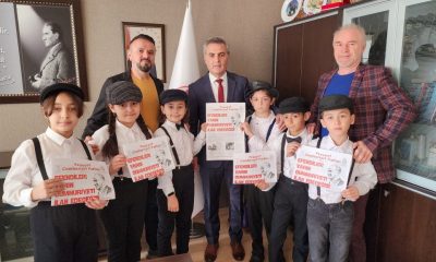 ÖĞRENCİLER CUMHURİYET’İN İLANINI DUYURAN İLK GAZETEYİ MÜDÜR DAVU’YA TAKDİM ETTİ