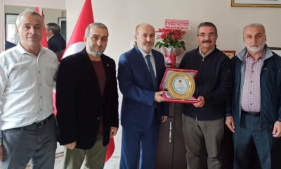 YENİ ŞEKER CAMİ DERNEK BAŞKANINDAN İLÇE MÜFTÜSÜNE TEŞEKKÜR PLAKETİ