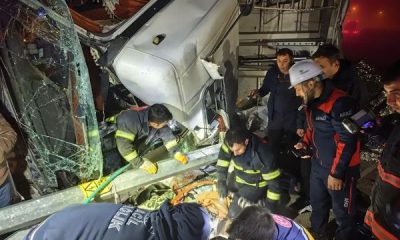 AMASYA’DA HURDA YÜKLÜ TIR DEVRİLDİ, 1 YARALI