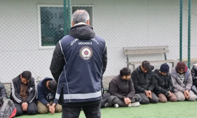 AMASYA’DA POLİSİ GÖRÜNCE KAÇMAYA ÇALIŞAN MİNİBÜSTEN 20 KAÇAK GÖÇMEN ÇIKTI