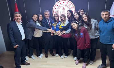 VOLEYBOLDA ŞAMPİYON SULUOVA FEN LİSESİ KIZLARI