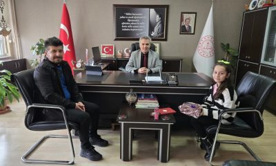 MİNİK ÖĞRENCİDEN MÜDÜR DAVU’YA HEDİYE