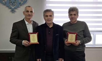 MÜDÜR AHMET DAVU, EMEKLİ OLAN PERSONELLERİNE PLAKET VERDİ