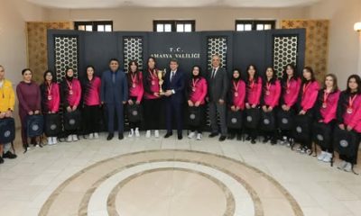 TÜRKİYE ŞAMPİYONU KRİKET TAKIMIZ KUPAYI VALİ’YE TAKDİM ETTİ