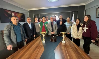 YÜZME SPORUNA DAMGALARINI VURAN ŞAMPİYONLARA PASTALI KUTLAMA