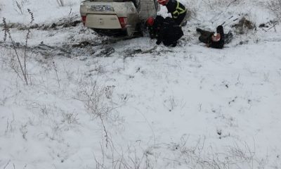 SULUOVA’DA ARAÇ ŞARAMPOLE DEVRİLDİ; 3 YARALI