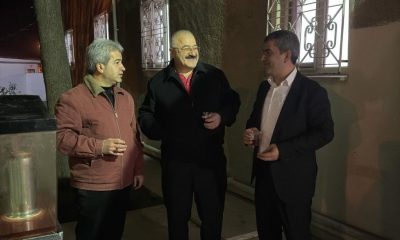 BAŞKAN RİFAT UZUN, TERAVİH SONRASI VATANDAŞLARA LOKMA VE ŞERBET İKRAM EDİYOR