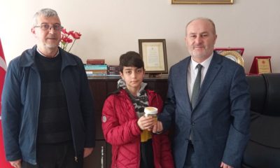 DUYARLI ÖĞRENCİ KUMBARASINI FİLİSTİNLİ ÇOCUKLARA BAĞIŞLADI