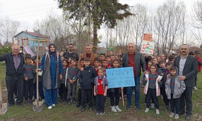 ÖĞRENCİLER 100 FİDANI TOPRAKLA BULUŞTURDU