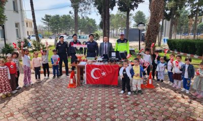 JANDARMA, ÇOCUKLARIN 23 NİSAN BAYRAMINI ANONSLA KUTLADI