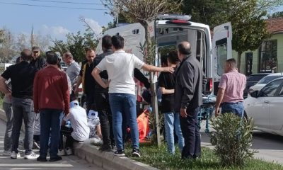 MOTOSİKLET ARABAYA ÇARPTI; 2 YARALI