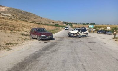 SULUOVA YÜZBEYİ KÖYÜNDE İKİ OTOMOBİL ÇARPIŞTI; 4 YARALI